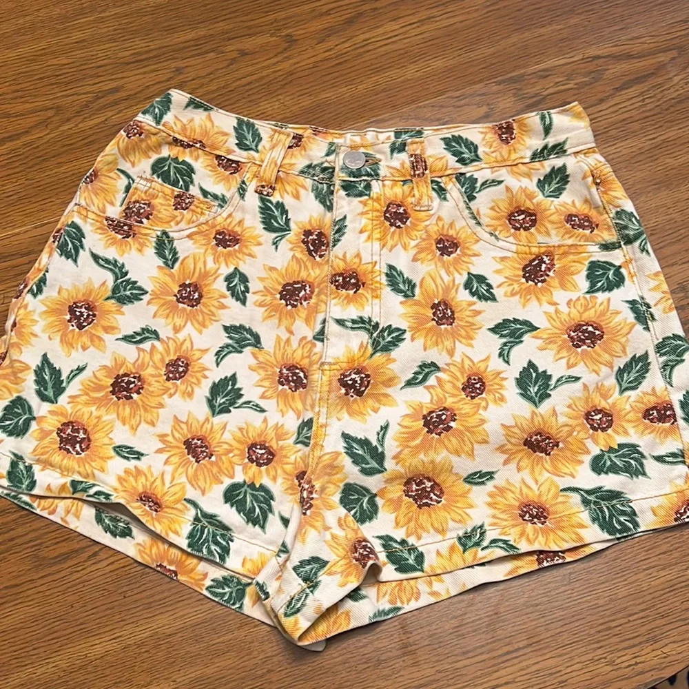 Vintage // High Rise Jean shorts - Picture 1 of 3